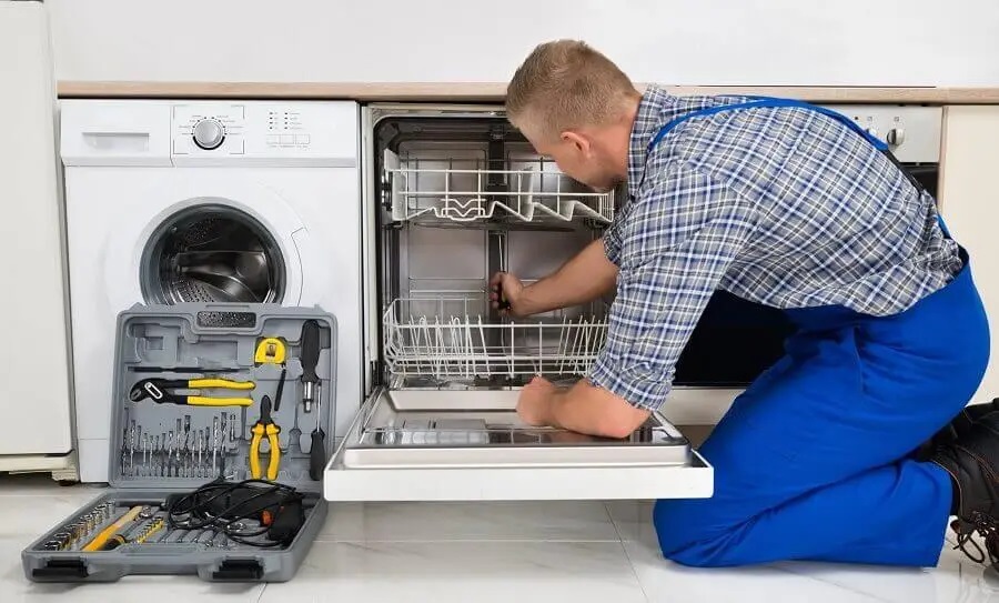 Söğütlü Luxell servisi teknisyen ekibi beyaz eşya tamiri yaparken